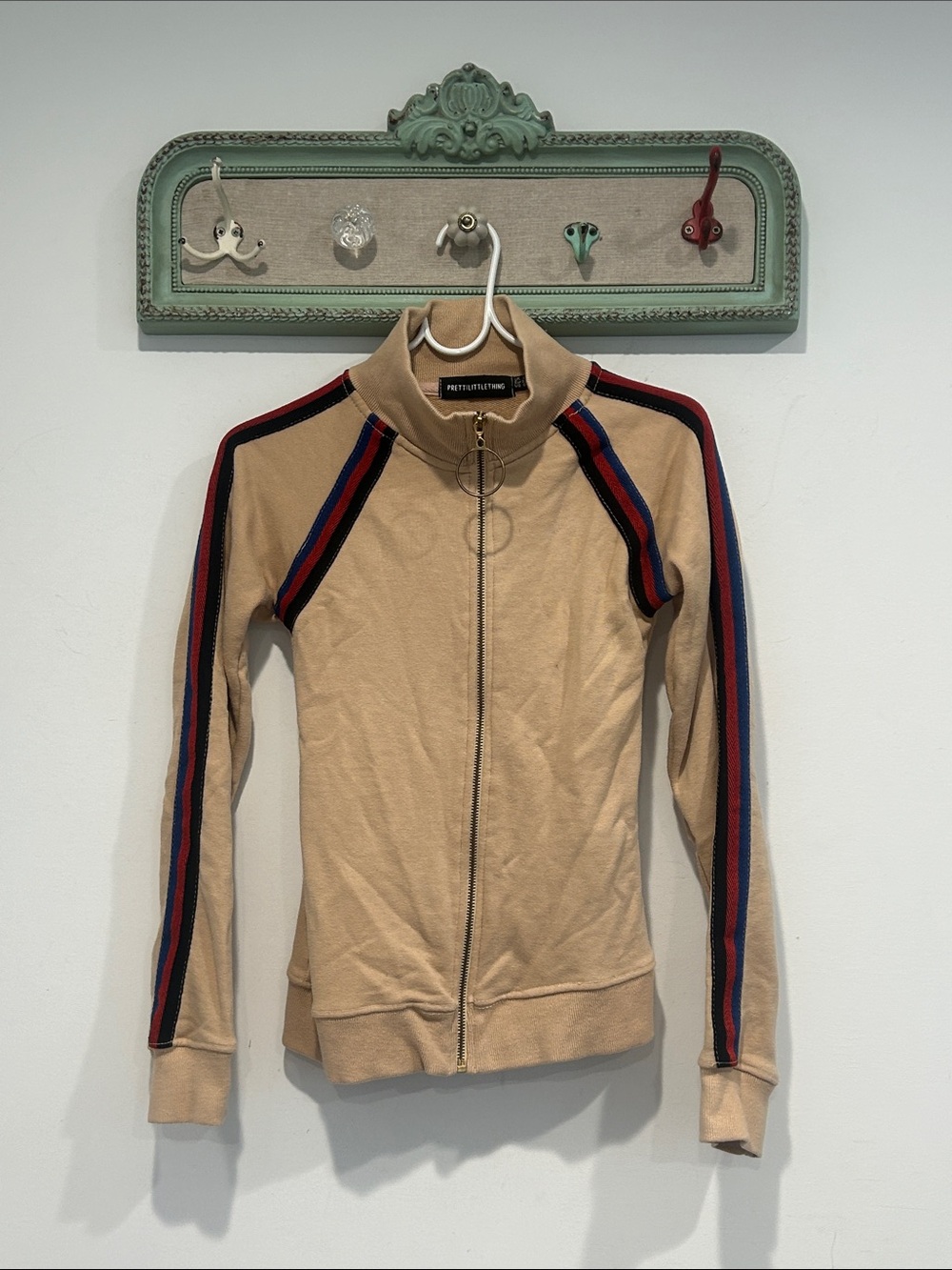 PrettyLittleThing Beige Zip-Up Track Jacket w/Red & Blue Stripes USA 0 women’s